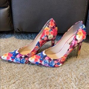 Guess. Floral high heel. US 7. Sole-visible wear.
